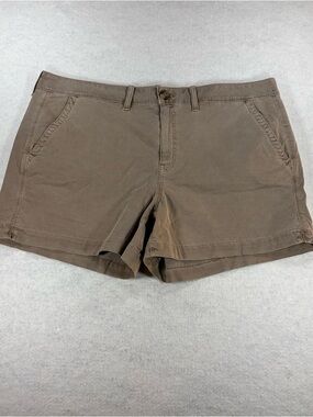 American Eagle Women’s Midi Stretch Low Rise Khaki Shorts NWT Size 18 34W